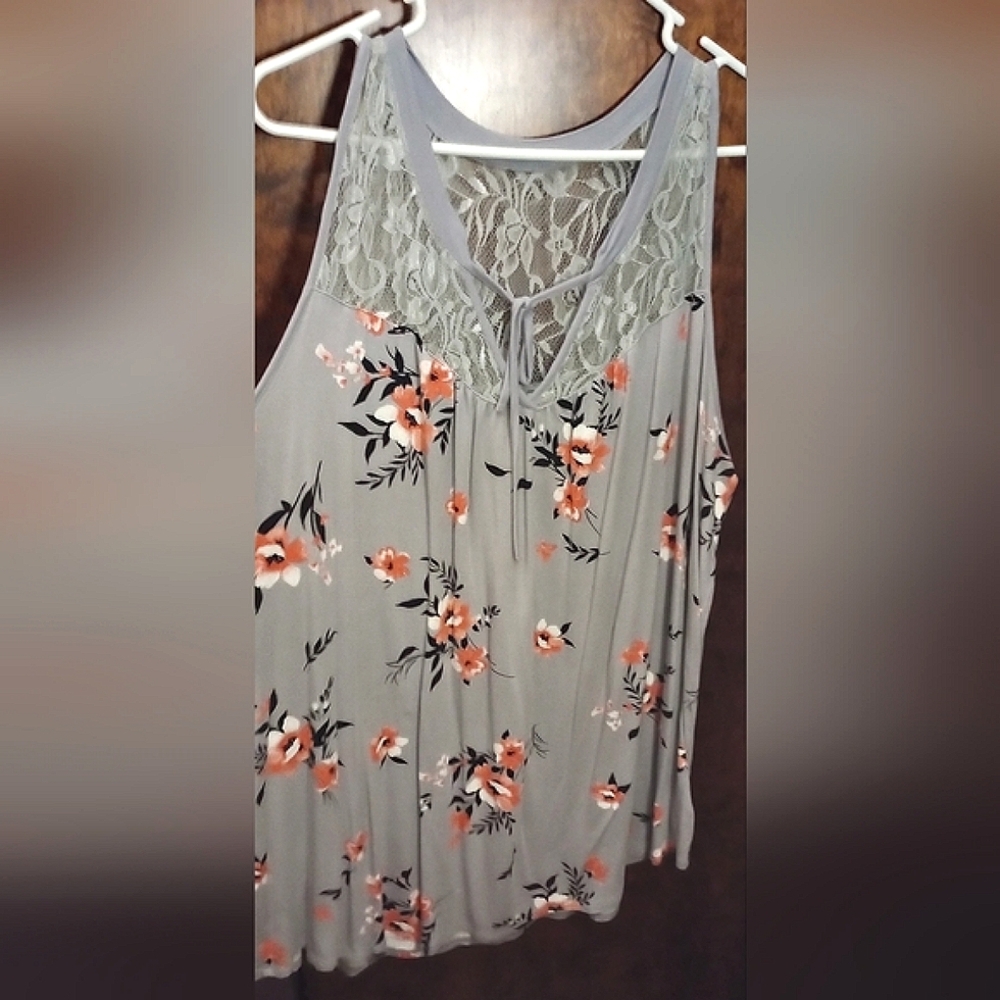 Torrid Super Soft Gray Floral Tunic Top Lace Back Size 3 3x 24w Like New!